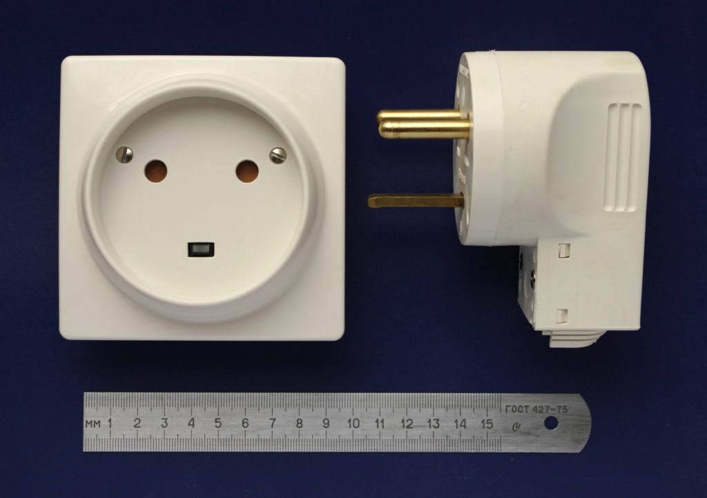 Exemple d'interopérabilité hors du numérique : la prise électrique.